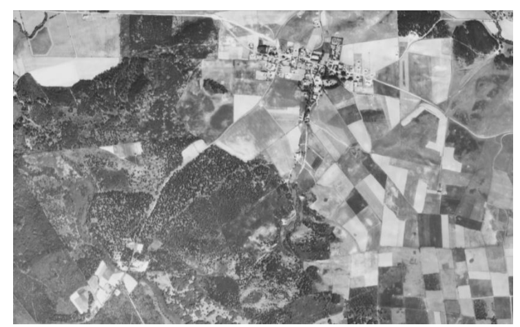 Hal tersebut menyerupai sejarah foto udara resolusi tinggi pertama pada masanya yang diambil pada periode waktu perang dunia II. Foto udara tahun 1940, ketinggian terbang 4600 m, resolusi tanah sekitar 1 meter.