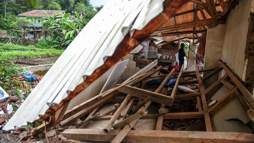 Penampakan Rumah Rusak Akibat Gempa Sumedang
